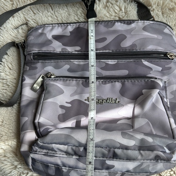 Baggallini light grey camouflage travel bag w multiple zippers pockets & strap - Picture 8 of 10